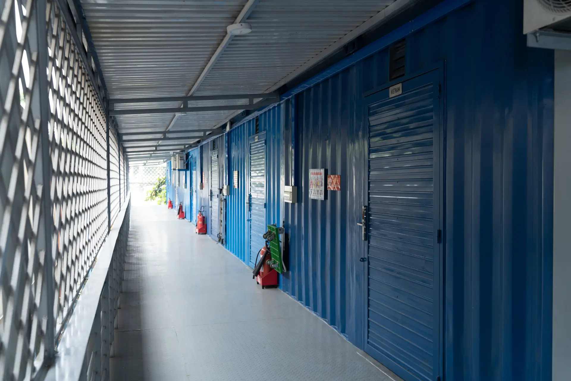 MyStorageセルフストレージ施設の屋根付き通路