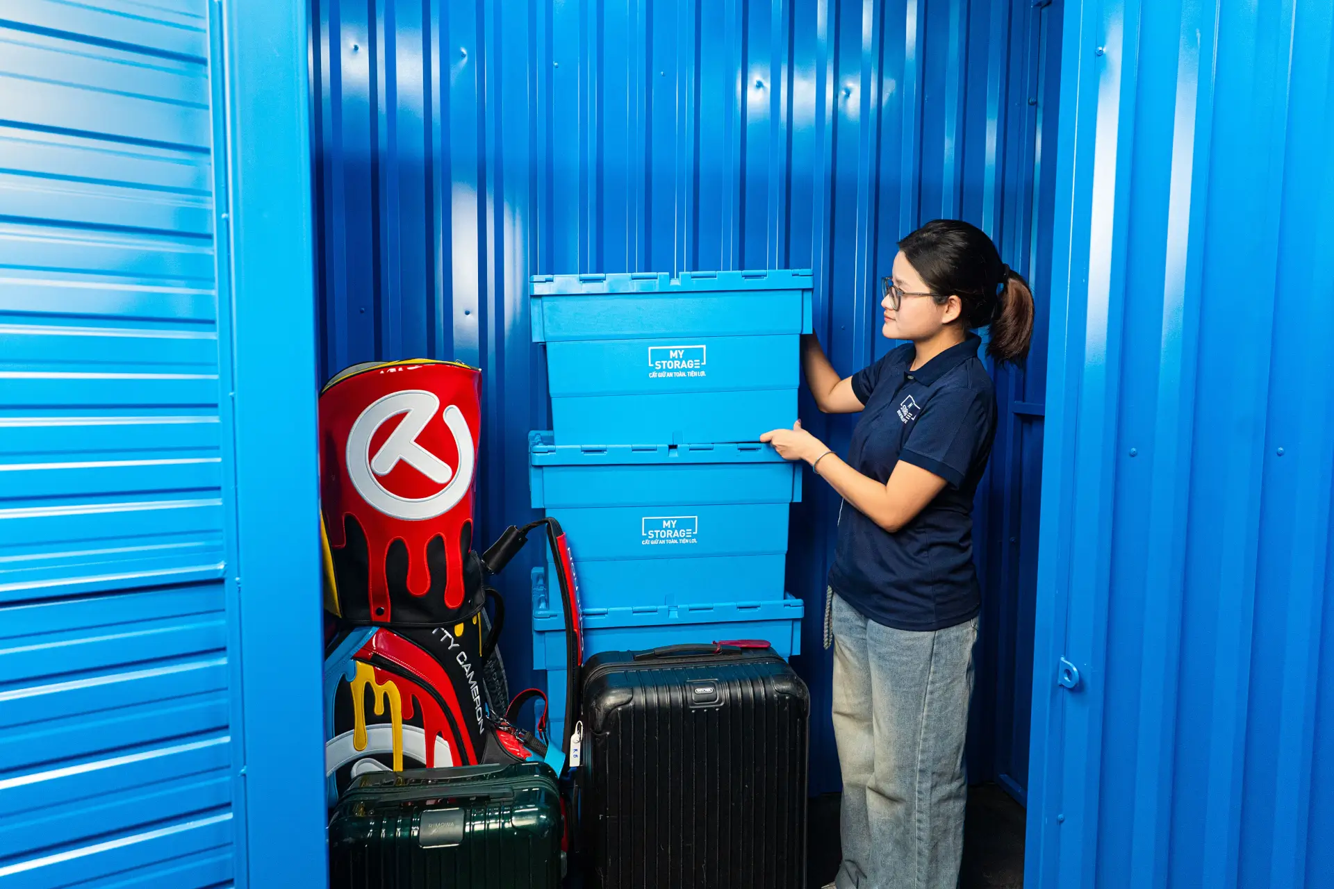 MyStorageの保管ユニットの前に立つ女性
