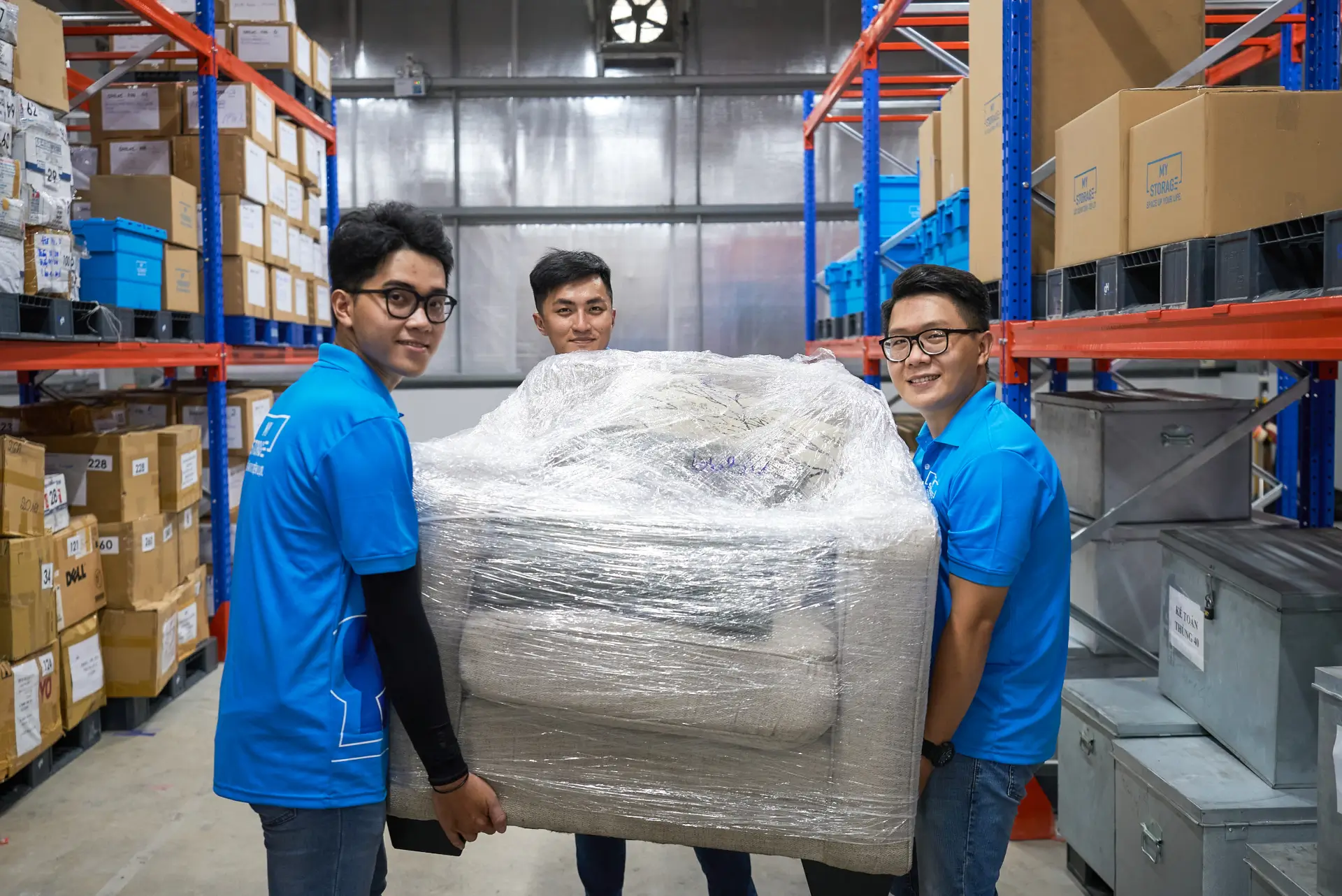 梱包した家具を運ぶ MyStorage のスタッフ3名