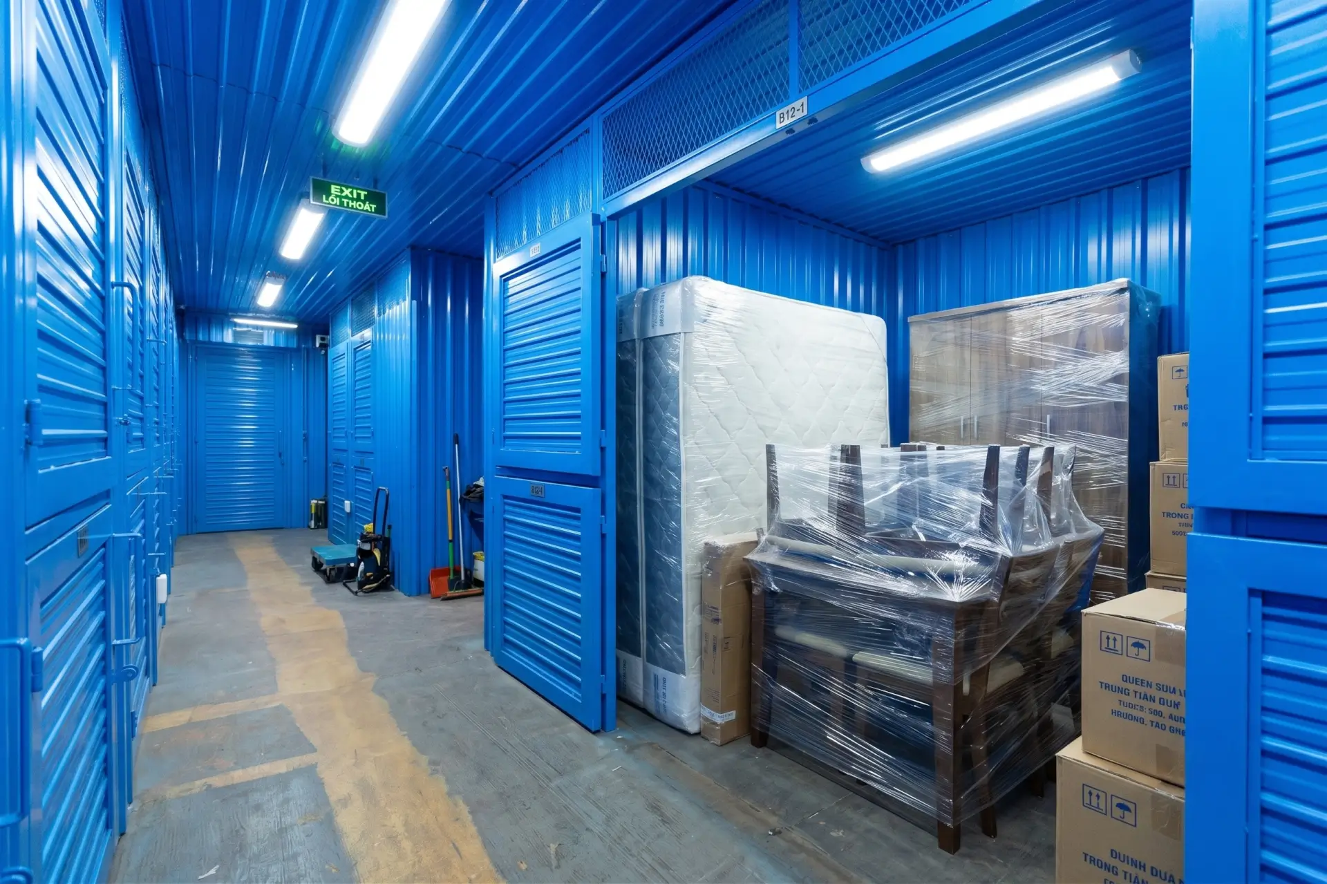 MyStorageのユニットで梱包されて保管されている家具。