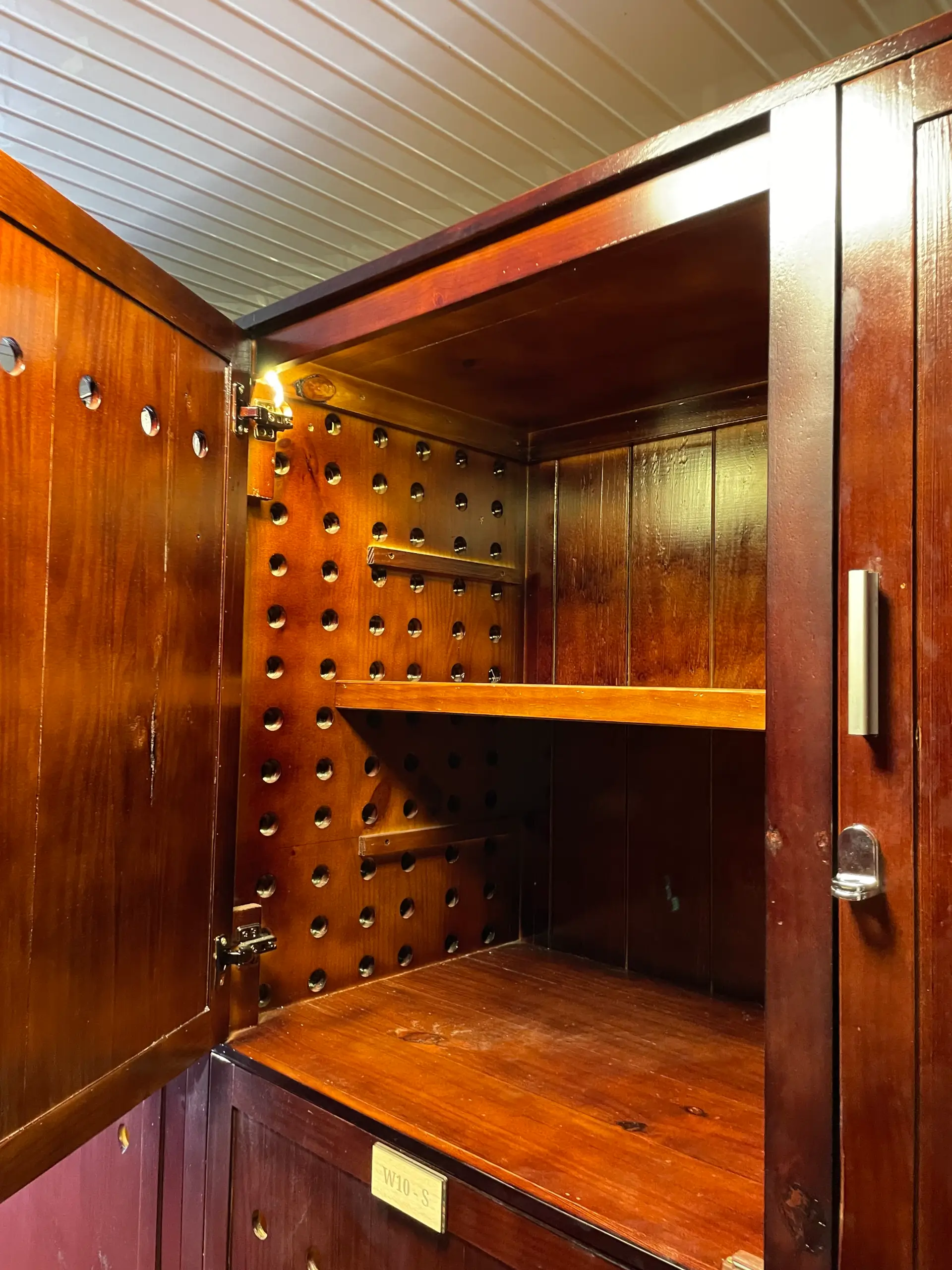 扉を開けたMyStorageの木製ワインキャビネット
