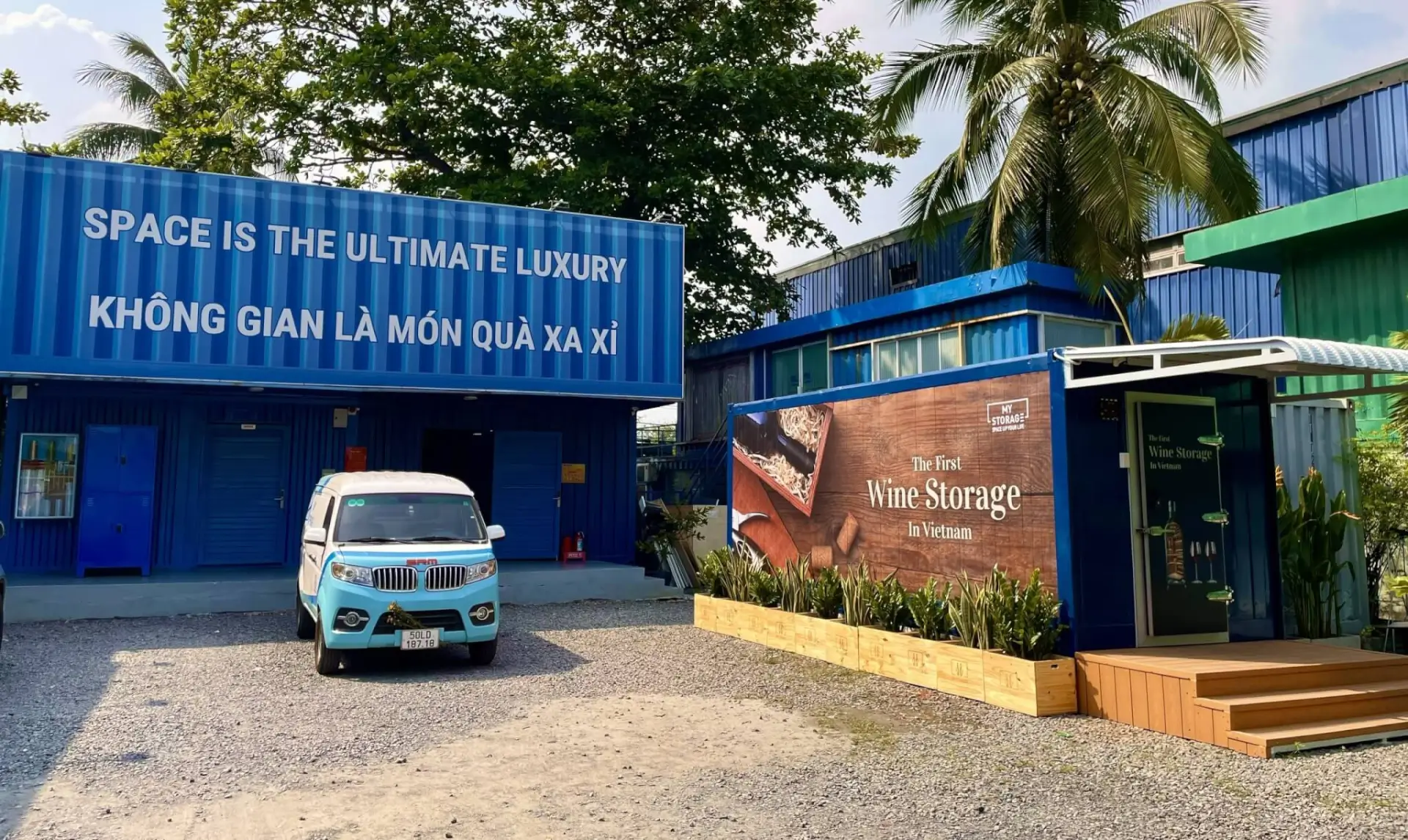 Vo Nguyen Giapのワイン保管施設の前に停まるMyStorageの車両