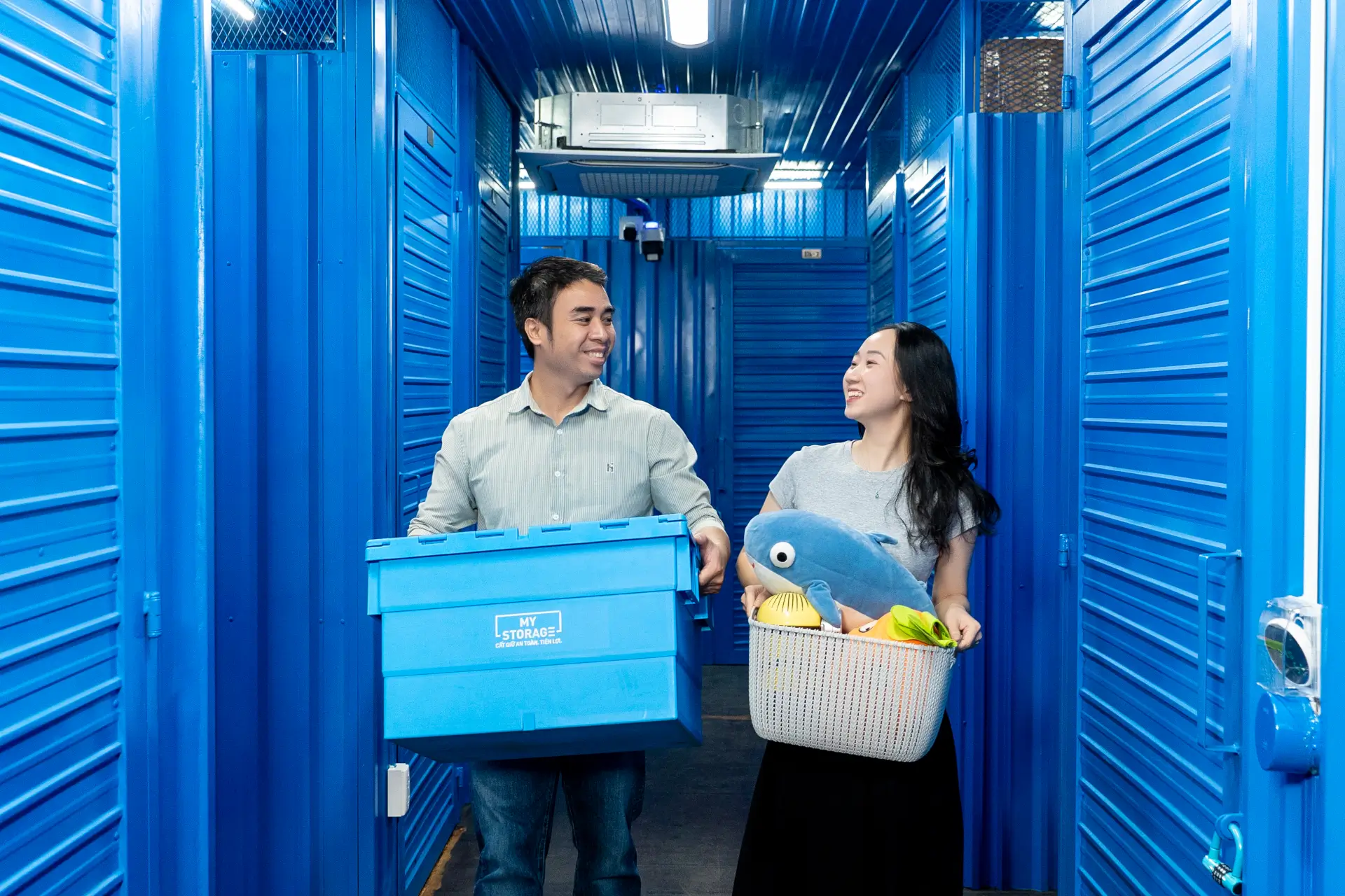 保管する荷物を運ぶ男性と女性