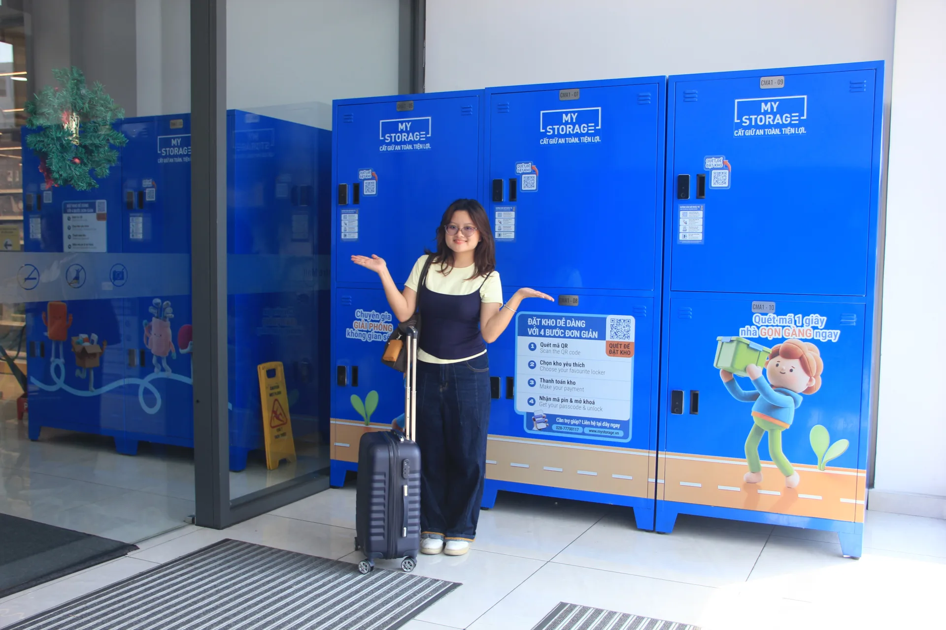 センターモール6区のMyStorageロッカーを紹介するお客様