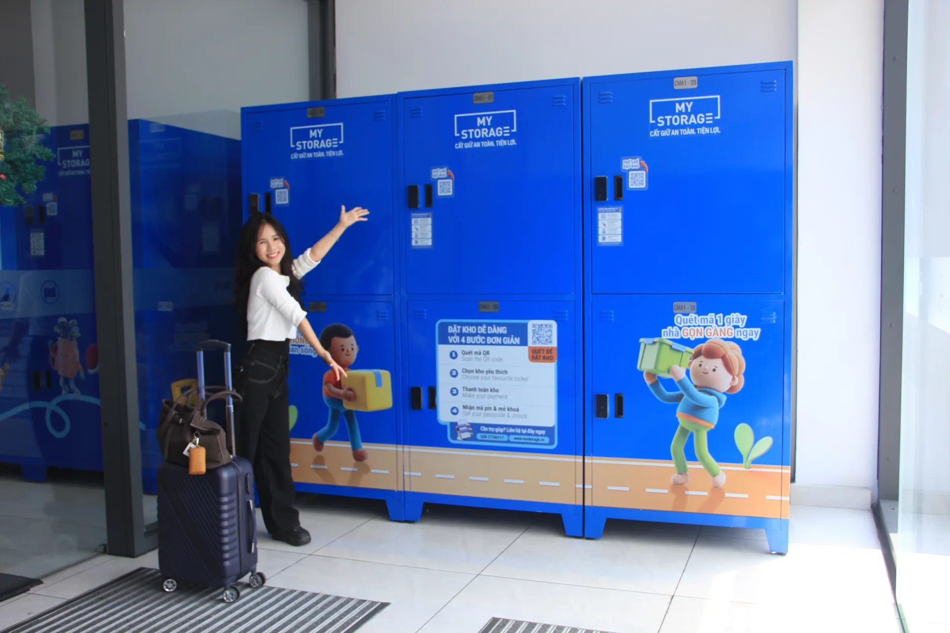 センターモール6区のMyStorageロッカー前で笑顔の利用者