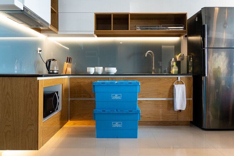 Đội vận chuyển MyStorage đang bốc xếp đồ đạc của khách hàng