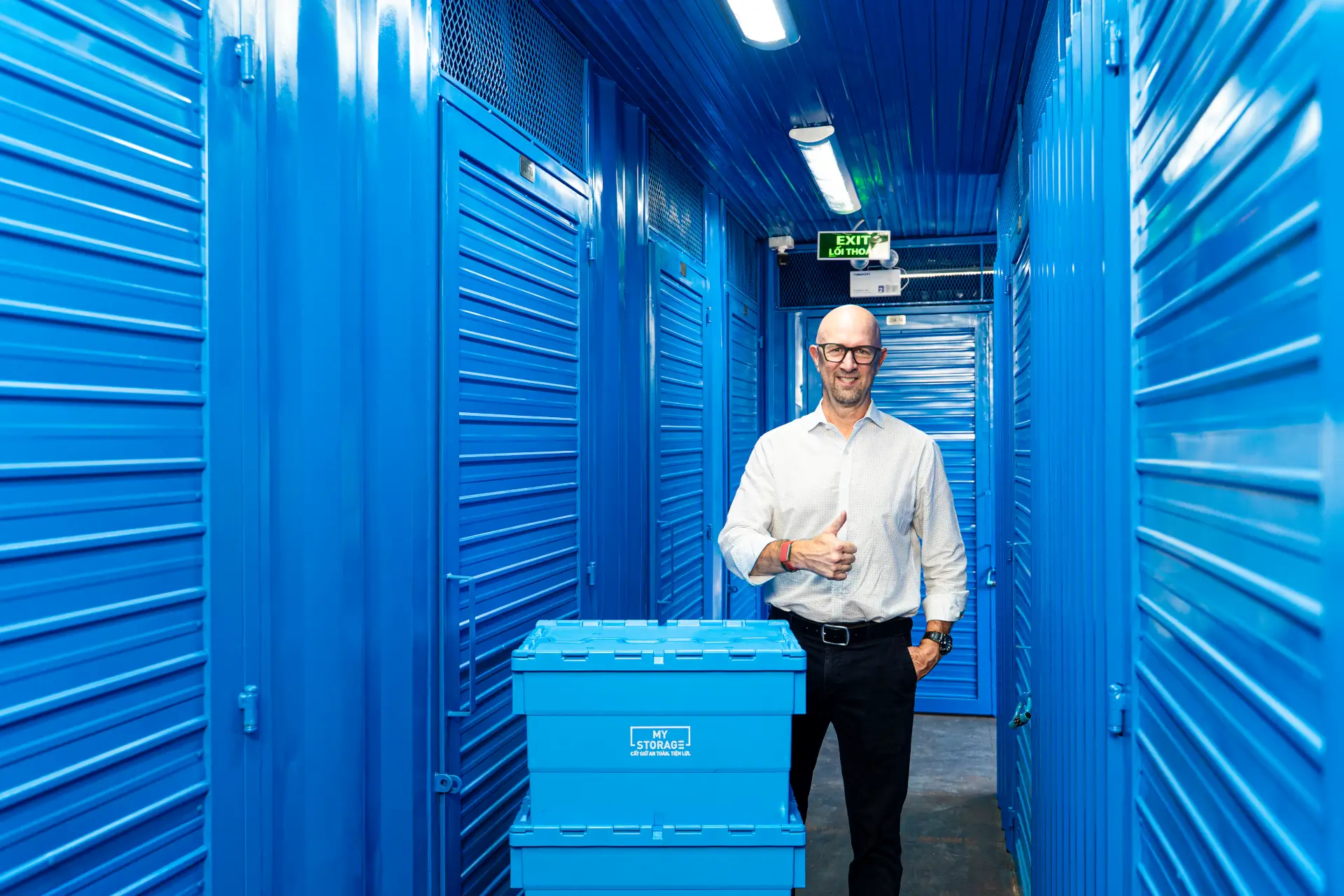 Nhân viên MyStorage giơ ngón tay cái tại cơ sở An Phú