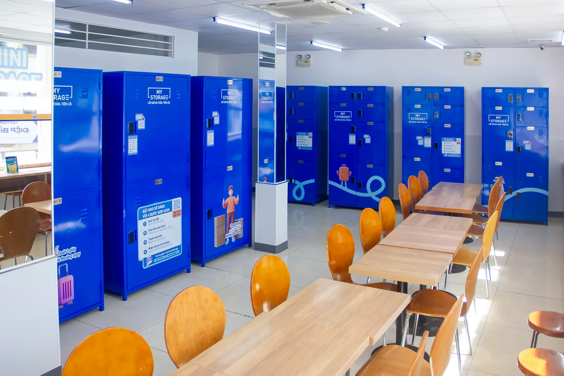 Khu vực tủ locker MyStorage tại Ministop Trần Khắc Chân, gần khu bàn ghế ngồi