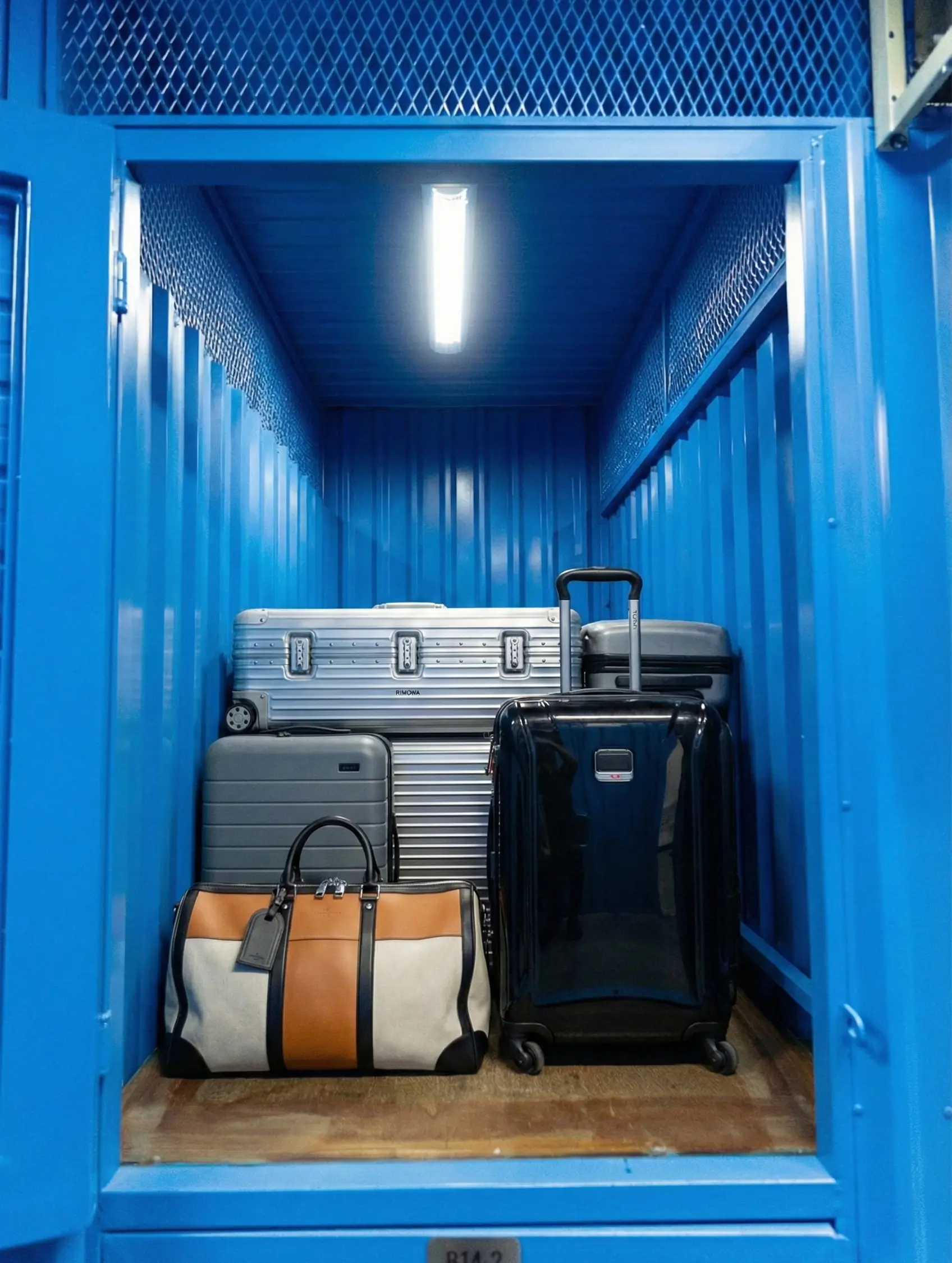 MyStorageの荷物保管スペースに置かれたスーツケースと旅行バッグ